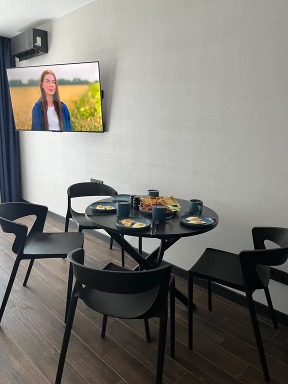 Квартира-студия в окружении хвойного леса и гор.