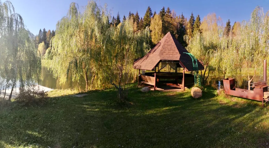 Дом на берегу реки с баней на дровах