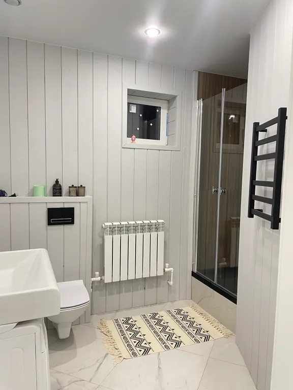 Уютный дом в окружении леса