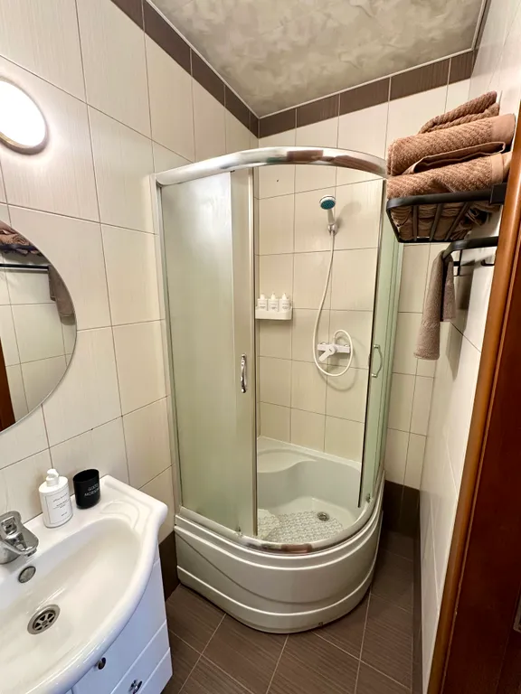 Номер с кухней и ванной комнатой в мини-гостинице со двором