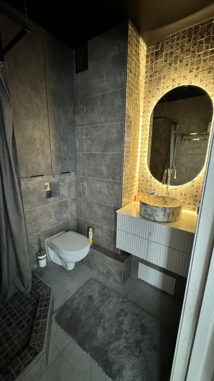 Уютная квартира с джакузи в спальне и массажным креслом