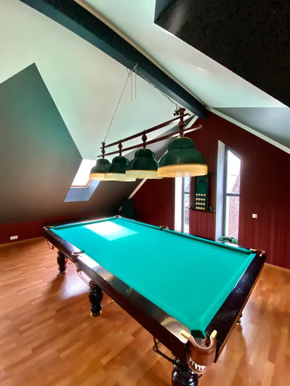 Вилла с квадратным бассейном