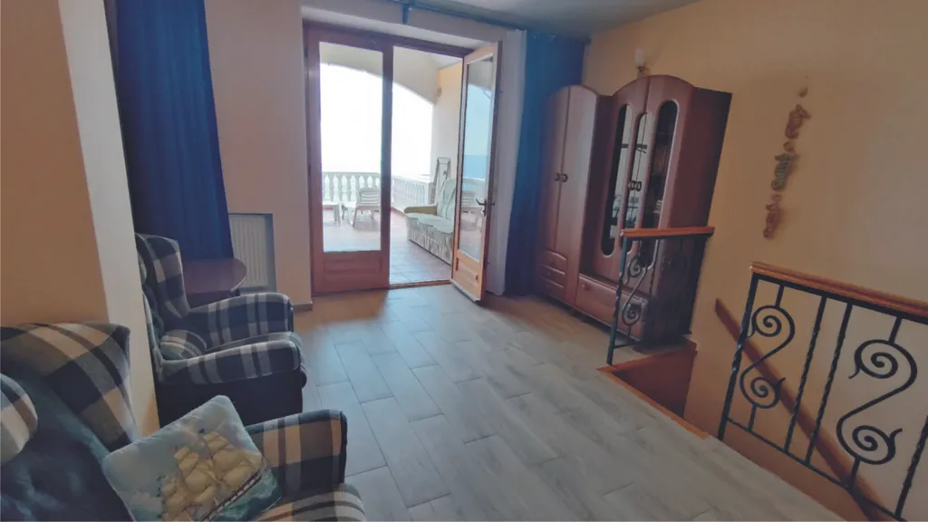 Коттедж - три этажа на берегу моря