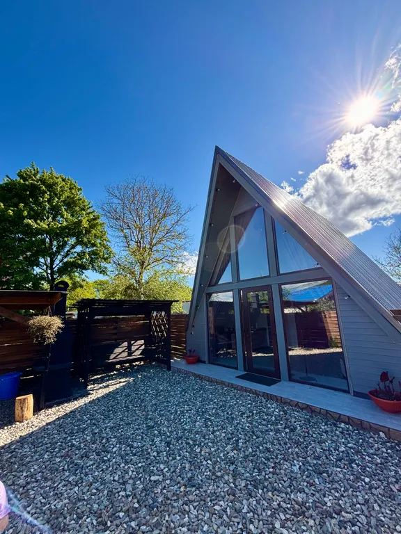 Отдельный домик а-фрейм с бассейном и видом на горы