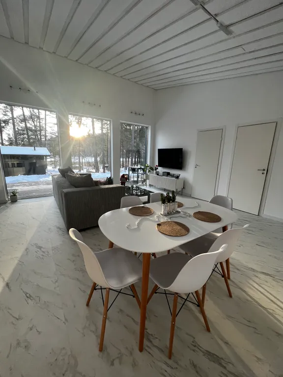 Стильный дом на берегу Ладожского озера с панорамным видом