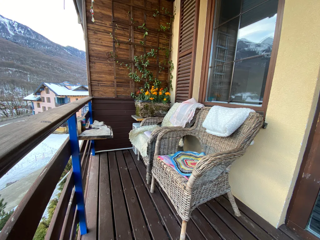 Просторная бохо студия с панорамным видом на горы