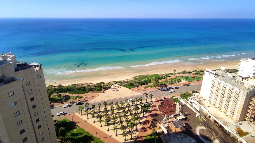 Четырехкомнатная квартира на берегу моря