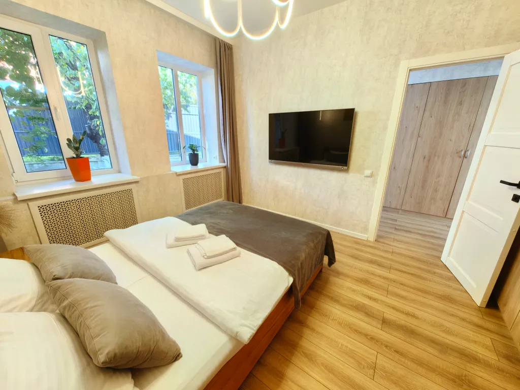 Уютный дом в центре города с мангалом и теплым бассейном