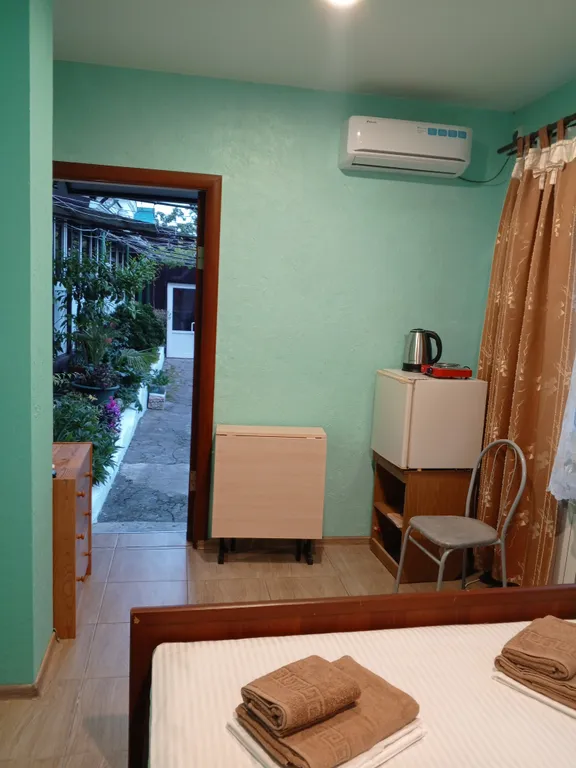 Комната с отдельным входом в частном секторе с видом на море