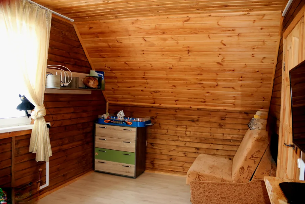 Коттедж на берегу реки с видом на сосновый лес