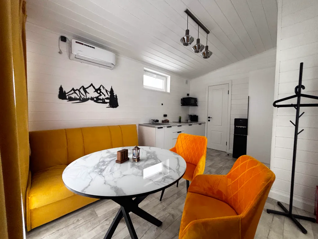 Домик у озера с купелью