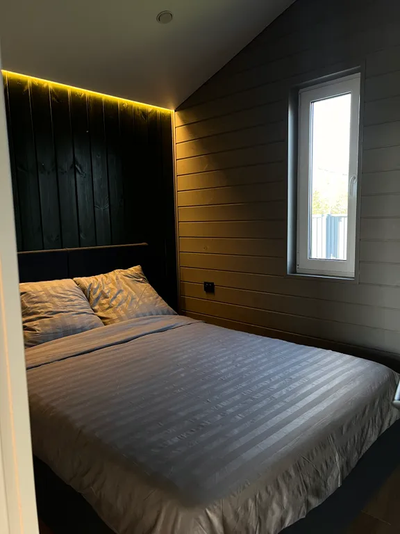 Панорамный дом с баней на дровах и чаном в окружении ёлок