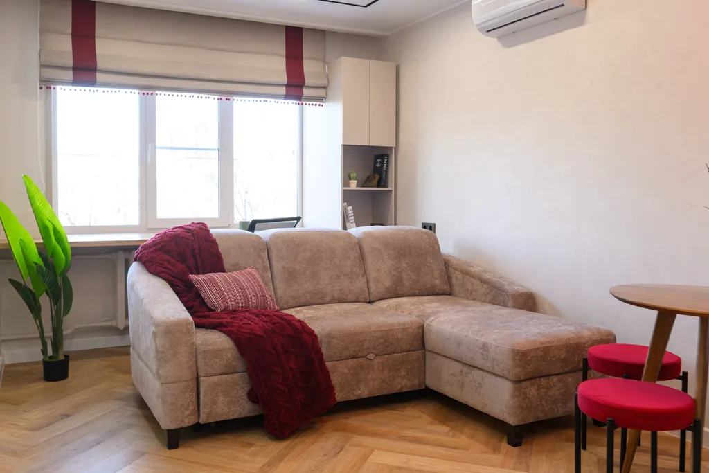 Bишневый aтлac — яркая квартира с биокамином