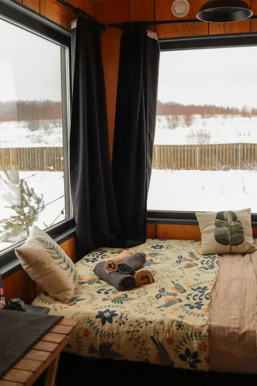 Эстетичный мини-домик с горячими ваннами и купелью