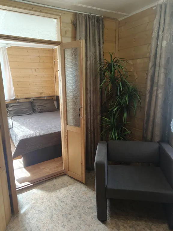 Дом на берегу с баней и лодкой