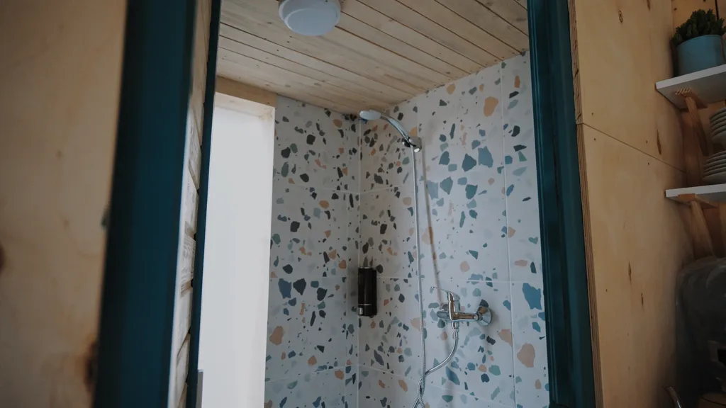 Домик с сауной и джакузи у водоема