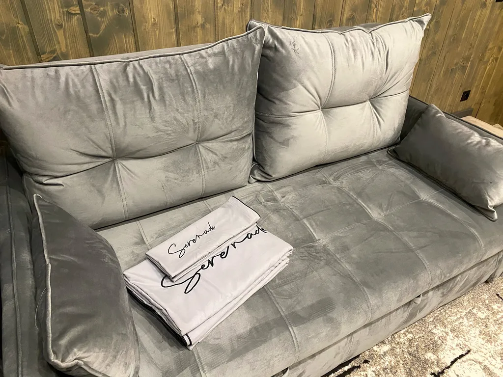 Современный новый дом с баней и банным чаном и бассейном