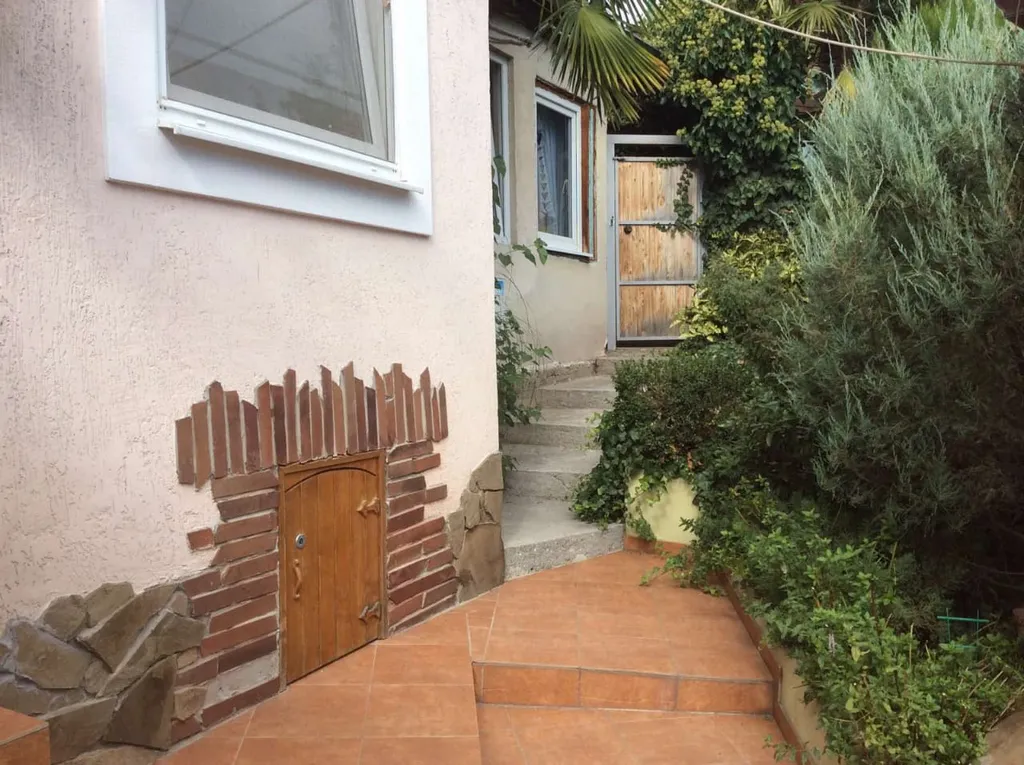 Уютная квартирка с двориком и беседкой