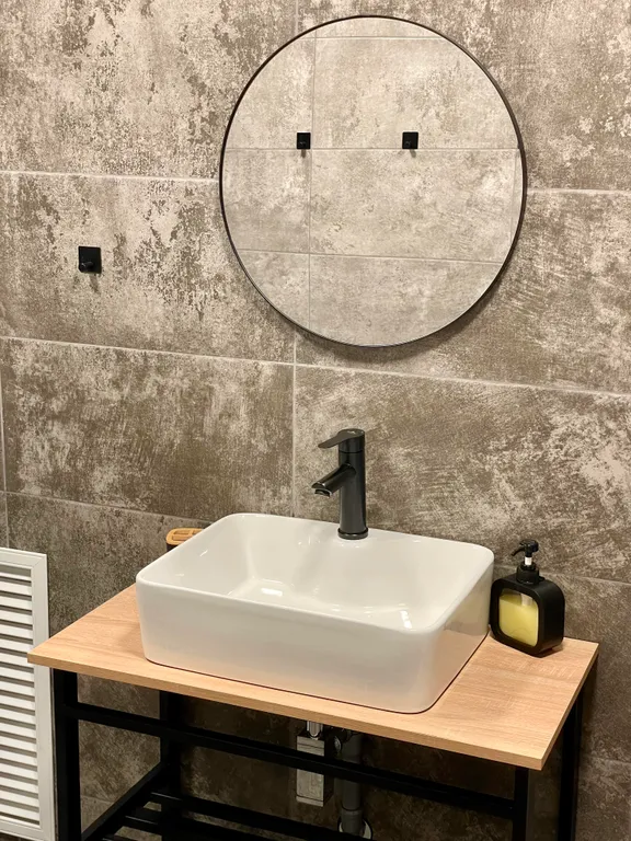 Дом у подножия горы