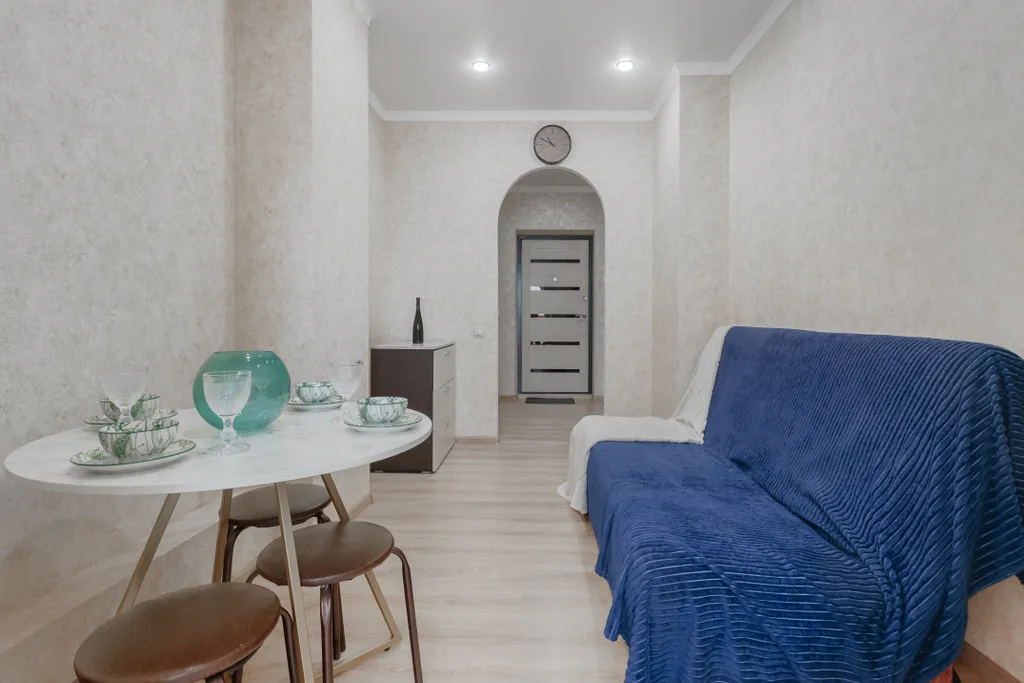 Большая квартира с раздельными комнатами и кухней