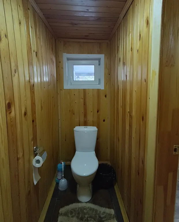 Уютный домик у реки