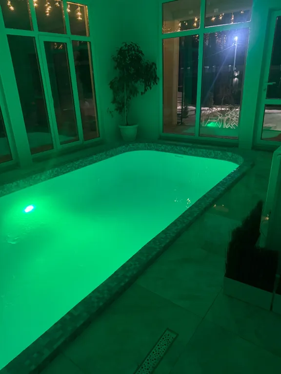 Загородный коттедж White house с бассейном и сауной