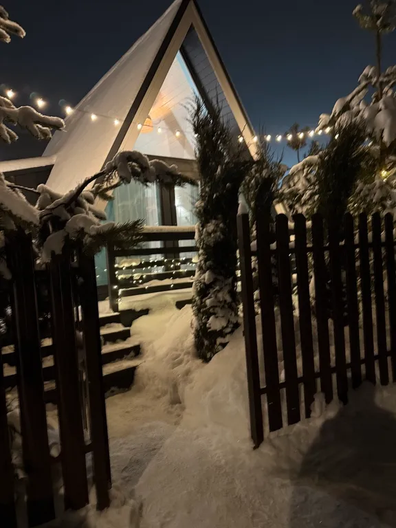 Дом-шалаш на берегу озера