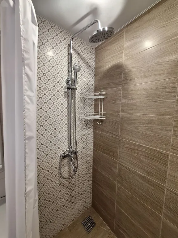 Коттедж Дом в центре города с парковкой и мангальной зоной — Геленджик