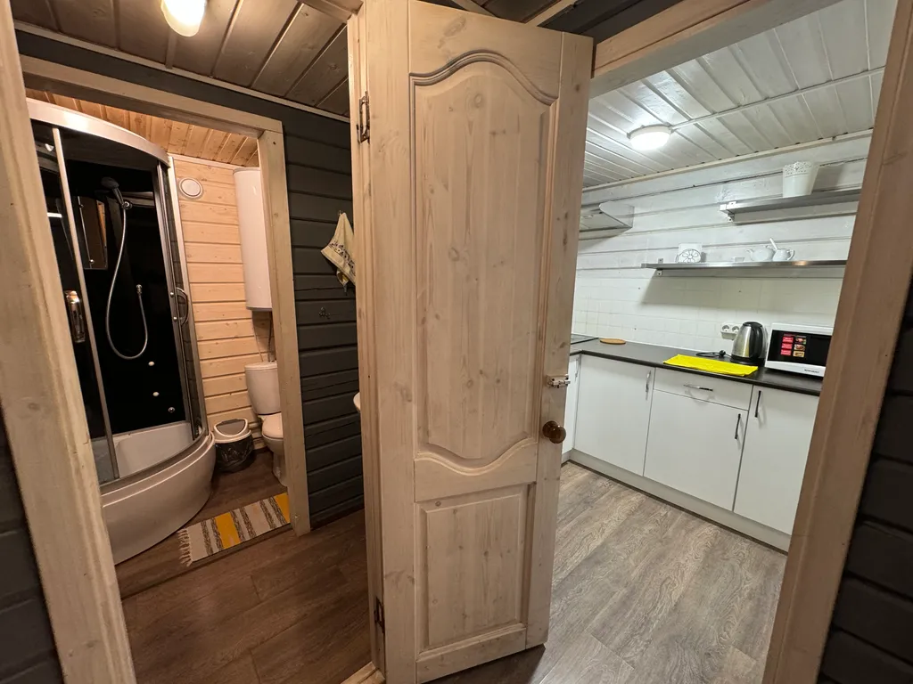 Дом на берегу озера в центре города