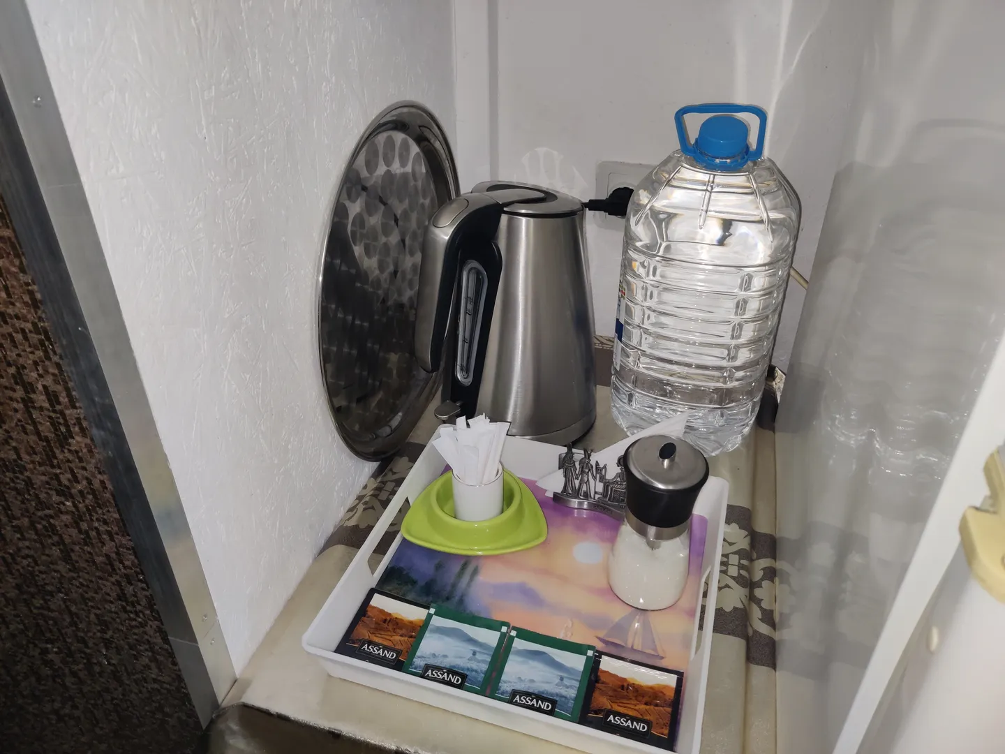 Гостиный уголок: вода бутилированная, электрочайник, всё для чая, посуда.