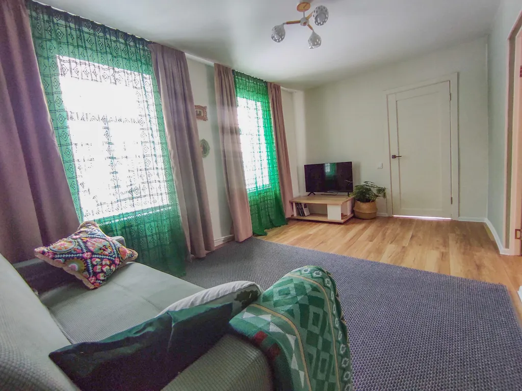 Уютный дом с беседкой у реки в тихом месте