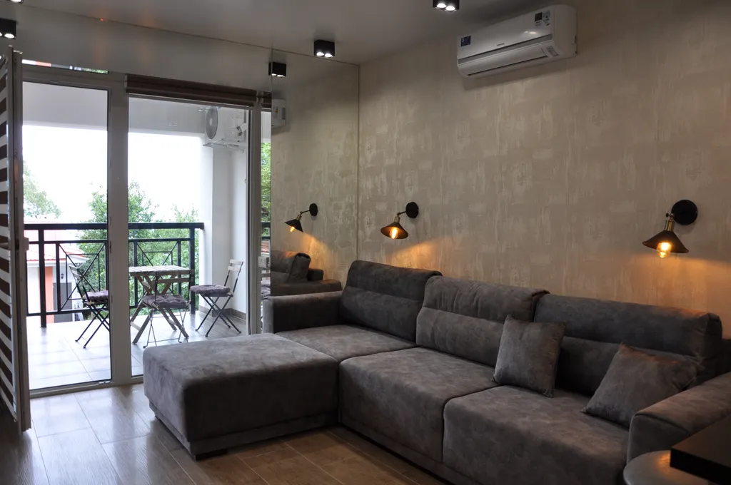 Студия с видом на море диваном и балконом