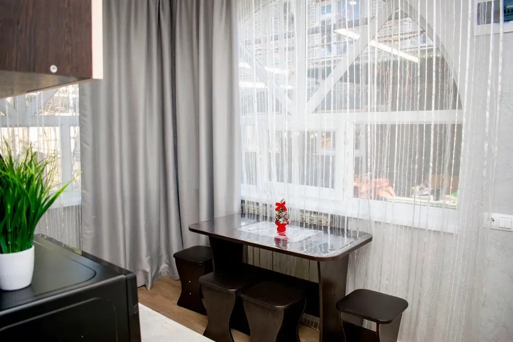 Дом сапфир с бассейном в центре