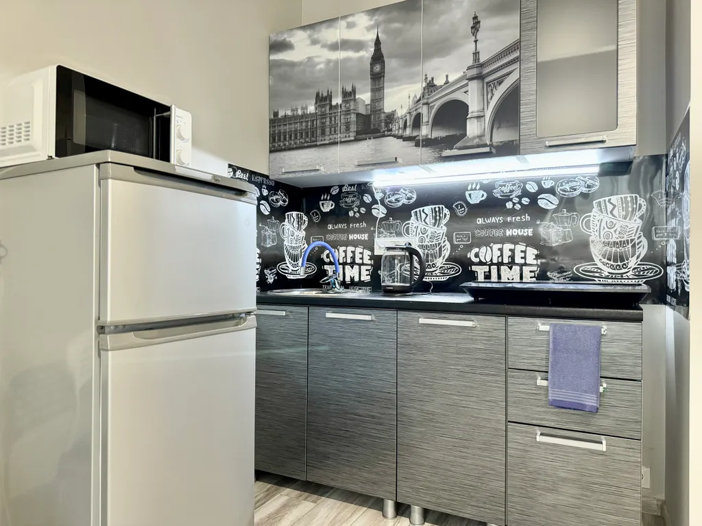 Уютная квартира-студия с большой кроватью и диваном