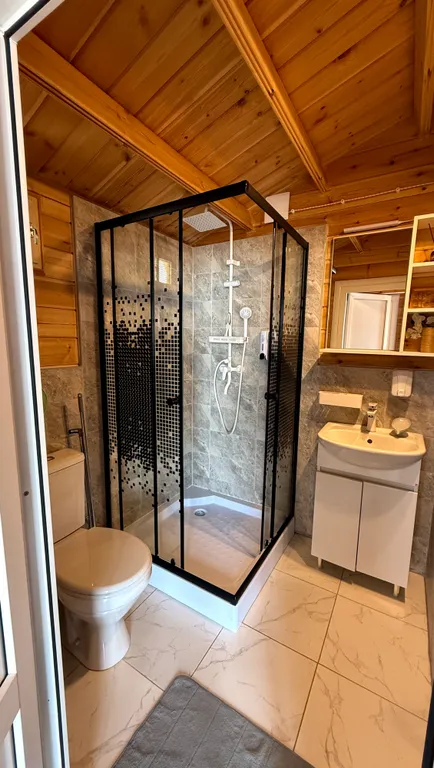 Домик на берегу с видом на море