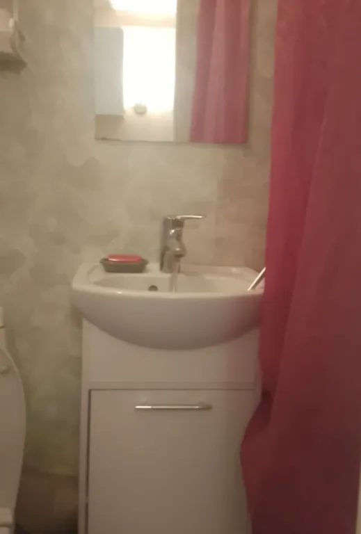 Удобная комната с кухней-прихожей, сан. Узлом, с входной железной дверь