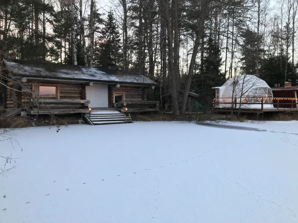 Чудесное место у озера с камином и русской баней