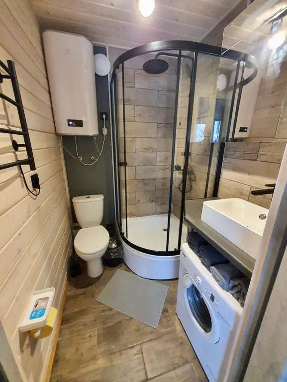 Атмосферный домик рядом с озером и лесом