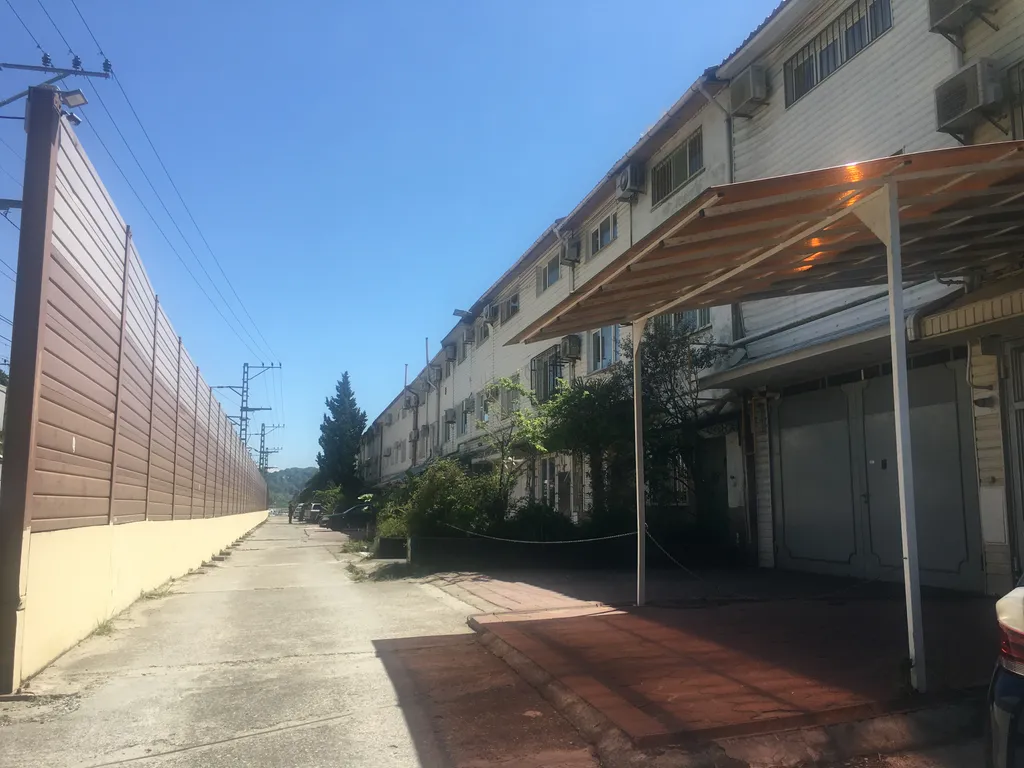 Эллинг на берегу моря