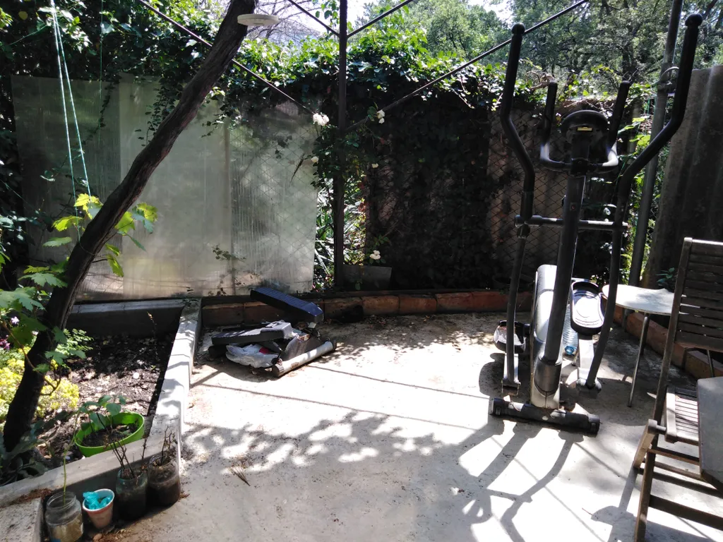 Первый этаж дома с отдельным входом и небольшим двориком