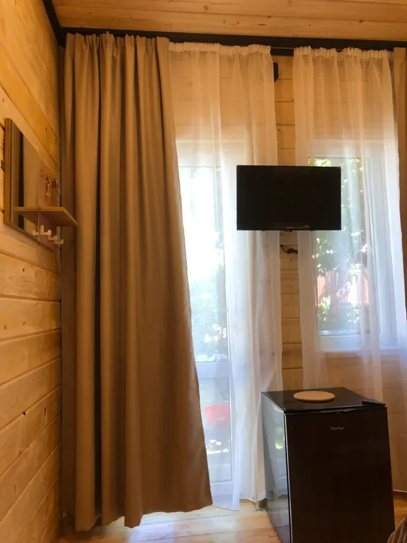 Уютный номер в новом домике в саду (левая сторона)