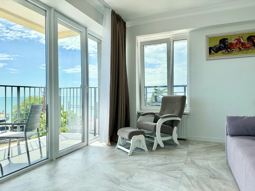 Двухкомнатная квартира с прямым видом на море