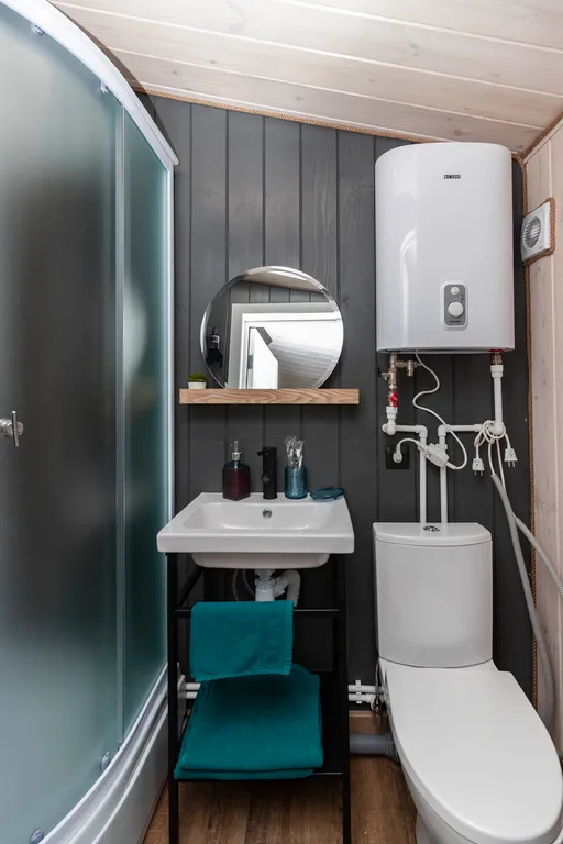 Темный домик на опушке леса