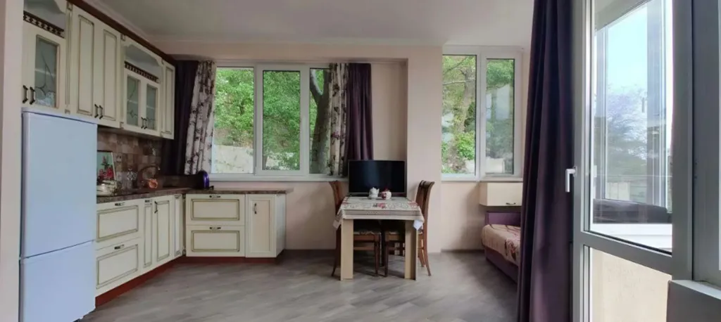 Апартаменты с видом на море, расписными стена и отдельной спальней