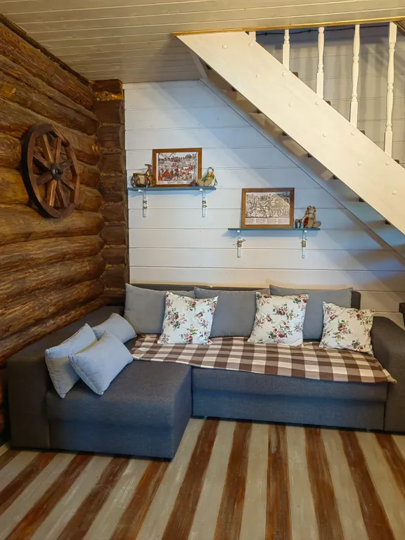 Красивый дом с камином на берегу живописной реки