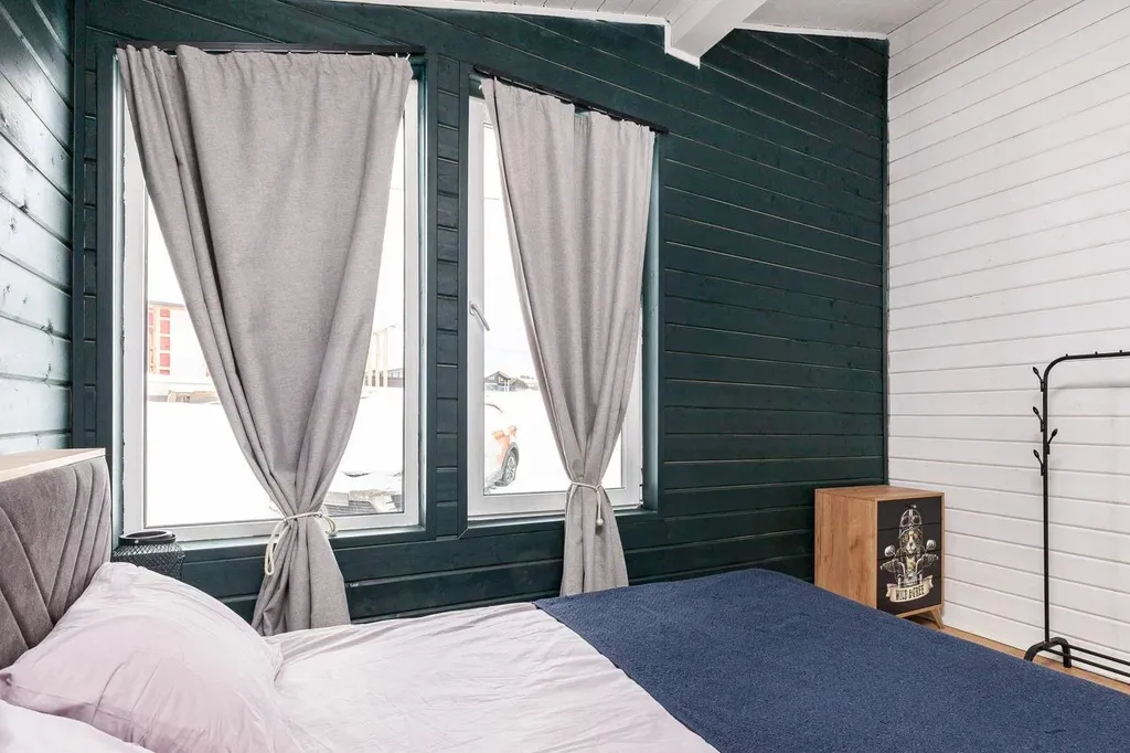 Современный дом с баней в лесу