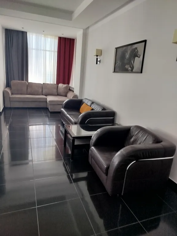 Огромная квартира с бассейном и видом на море