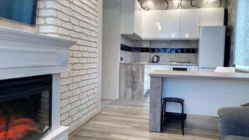 Сталинка вблизи вокзалов и исторического центра