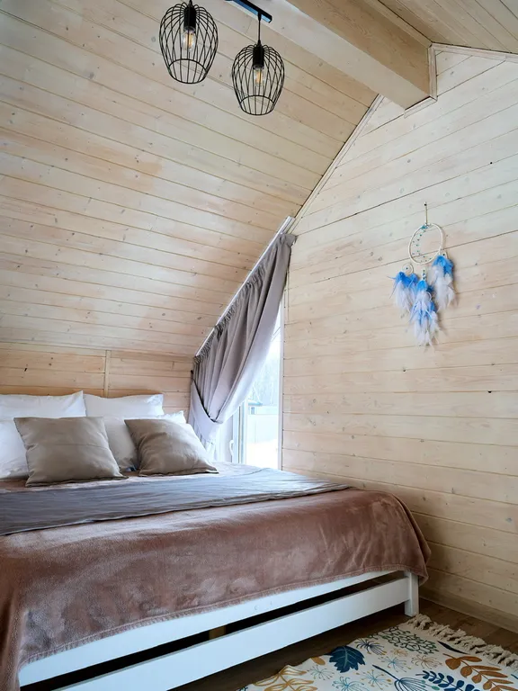 Дом на берегу реки с горячей купелью