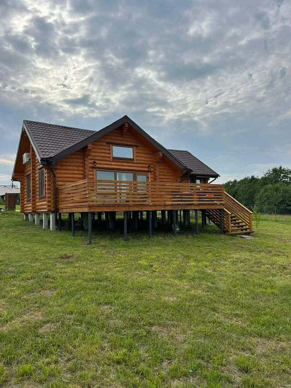 Уютный дом из кедра на берегу реки Волга